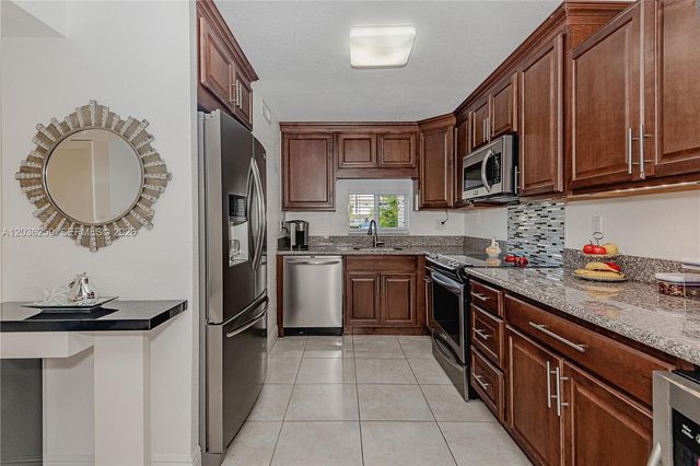 9410 N Hollybrook Lake Dr 11-109, Pembroke Pines, FL 33025