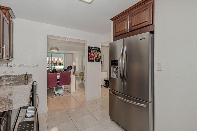 9410 N Hollybrook Lake Dr 11-109, Pembroke Pines, FL 33025