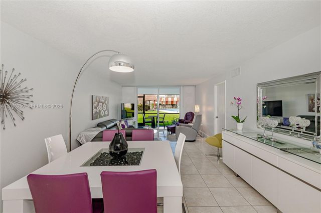 9410 N Hollybrook Lake Dr 11-109, Pembroke Pines, FL 33025