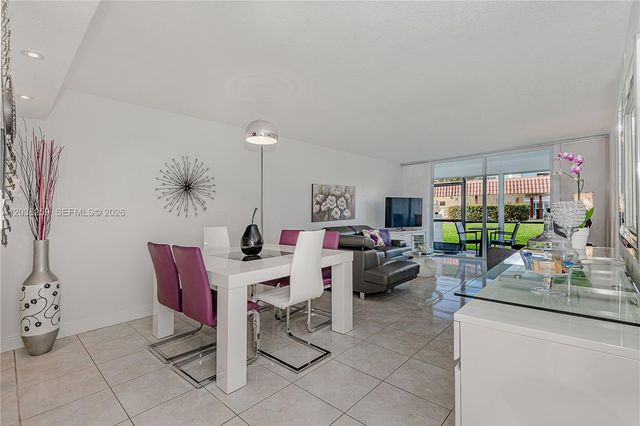 9410 N Hollybrook Lake Dr 11-109, Pembroke Pines, FL 33025