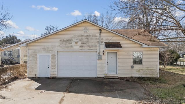 1121 W 9th Street, Okmulgee, OK 74447
