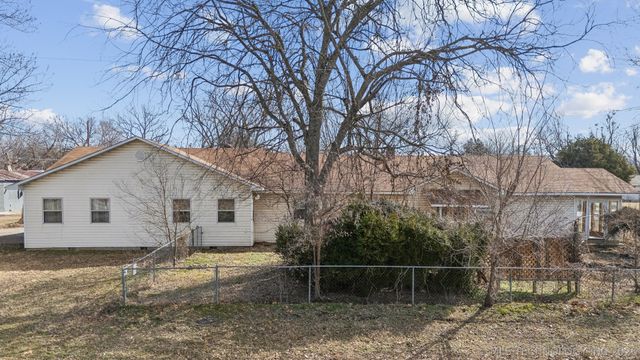 1121 W 9th Street, Okmulgee, OK 74447