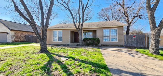 5720 Spencer Street, Forest Hill, TX 76119