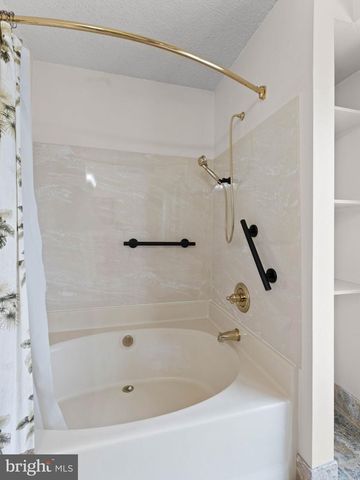 19 BIRCHWOOD DR, Marlton, NJ 08053