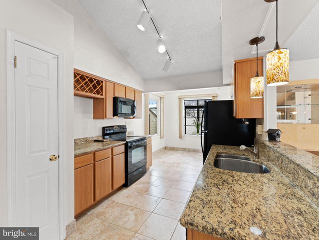 19 BIRCHWOOD DR, Marlton, NJ 08053