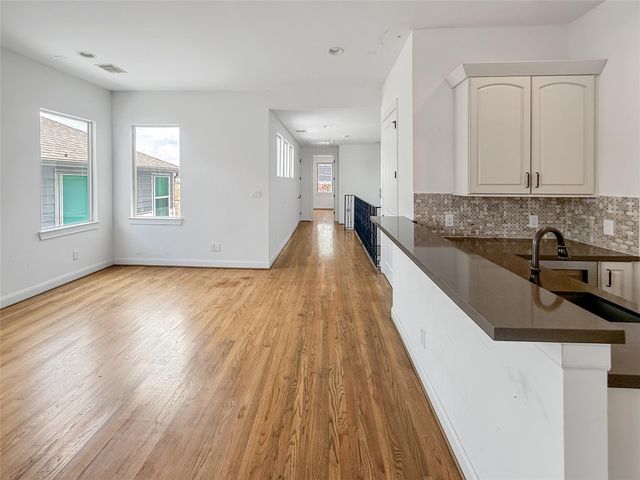 3711 Newhouse Street, Houston, TX 77019