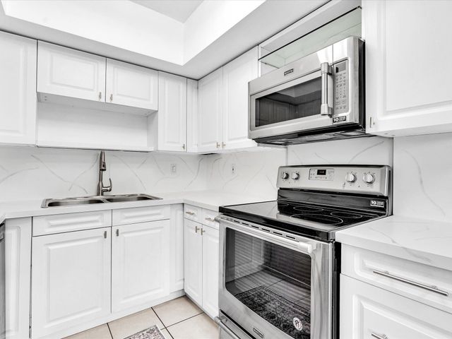 3421 NE 15th Avenue 8, Oakland Park, FL 33334