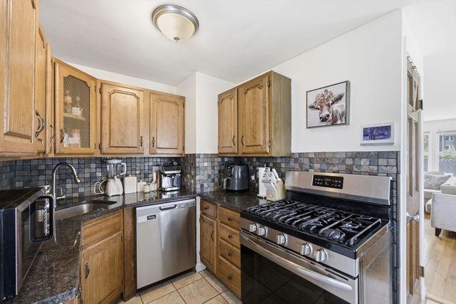 49 Canterbury Rd, Springfield, MA 01118