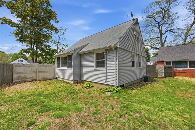 49 Canterbury Rd, Springfield, MA 01118