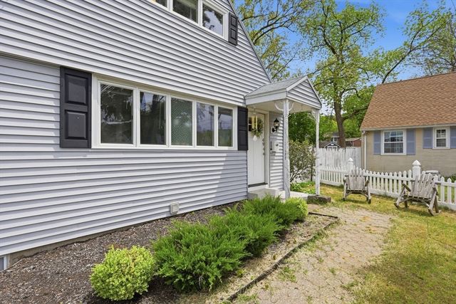 49 Canterbury Rd, Springfield, MA 01118