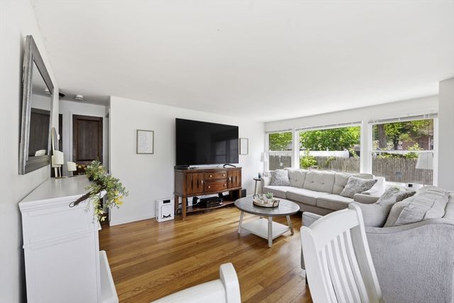 49 Canterbury Rd, Springfield, MA 01118