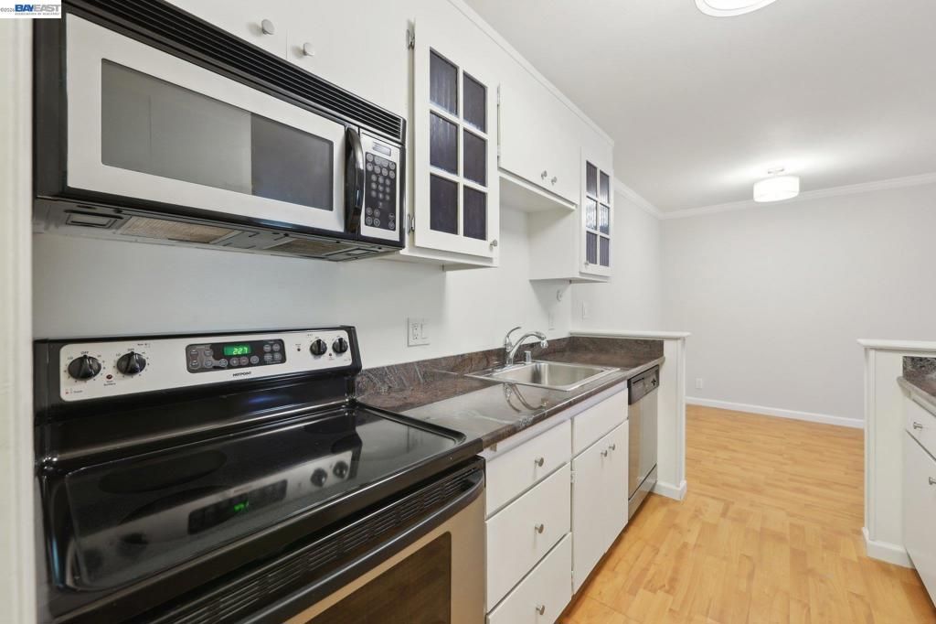 Image 10 of property listing at 385 Jayne Avenue 205, Oakland, CA 94610