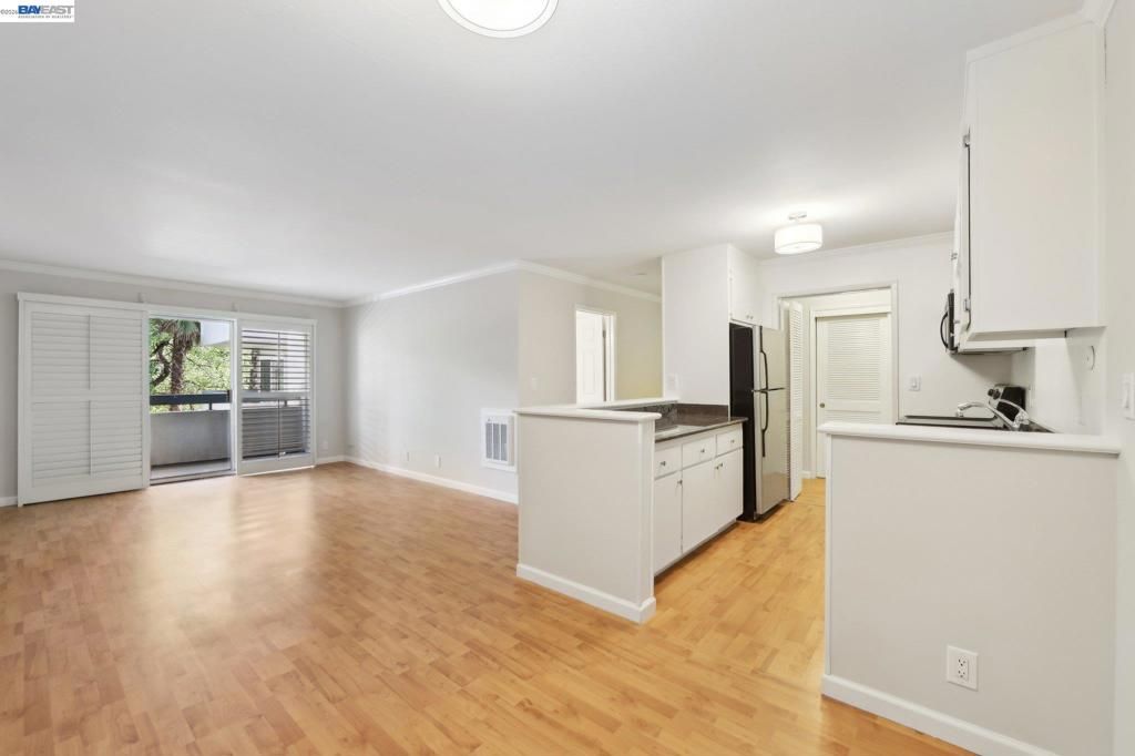 Image 14 of property listing at 385 Jayne Avenue 205, Oakland, CA 94610