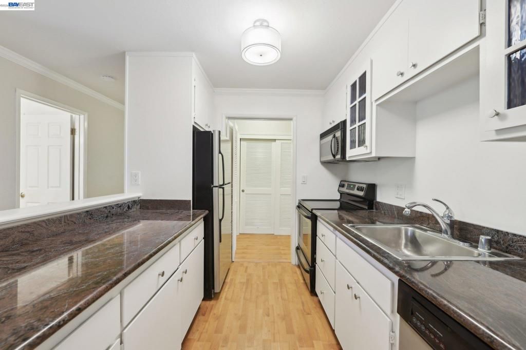 Image 16 of property listing at 385 Jayne Avenue 205, Oakland, CA 94610