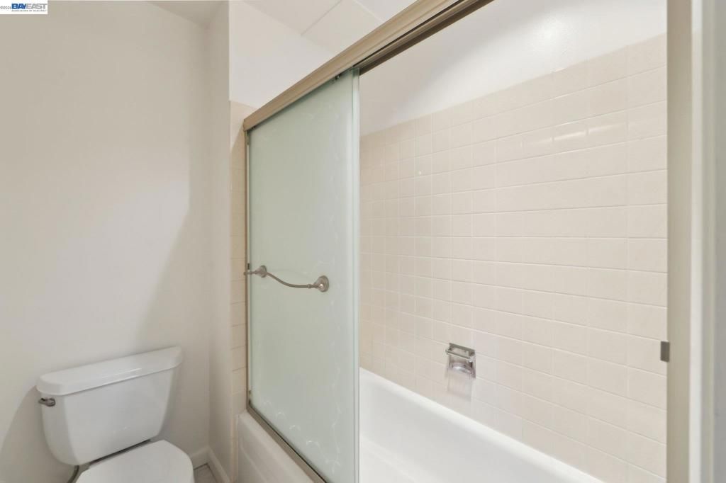 Image 18 of property listing at 385 Jayne Avenue 205, Oakland, CA 94610