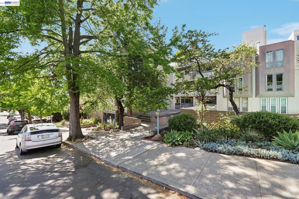 Image 35 of property listing at 385 Jayne Avenue 205, Oakland, CA 94610