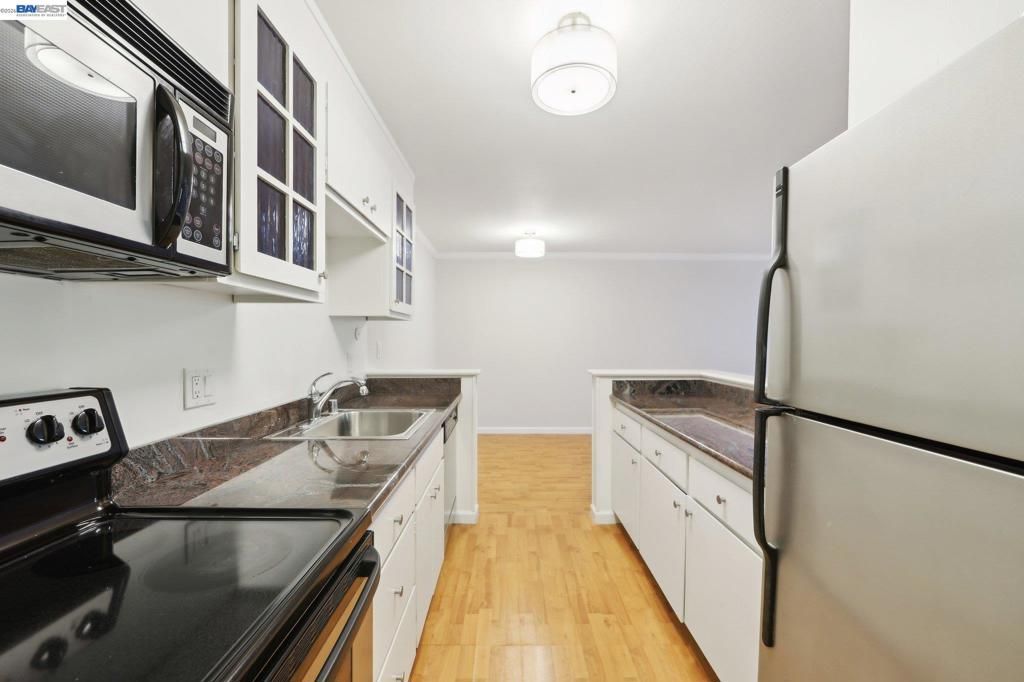 Image 9 of property listing at 385 Jayne Avenue 205, Oakland, CA 94610