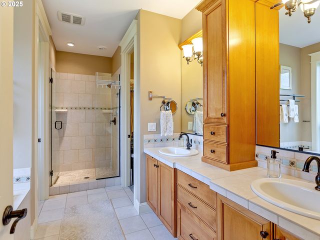 57 BENTLEY Dr, Kelso, WA 98626