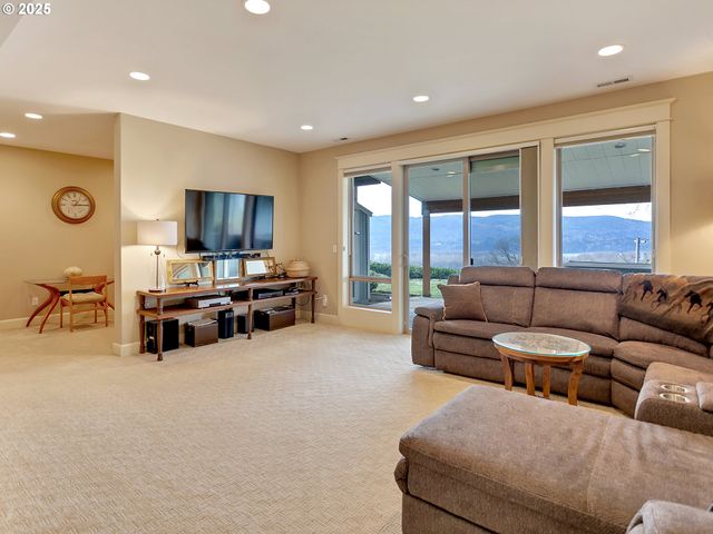 57 BENTLEY Dr, Kelso, WA 98626