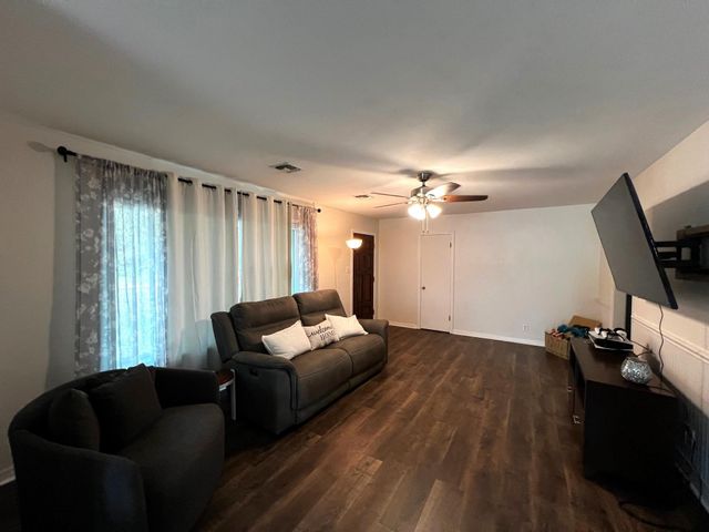 355 N Monroe ST, La Grange, TX 78945