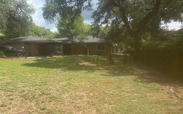 355 N Monroe ST, La Grange, TX 78945