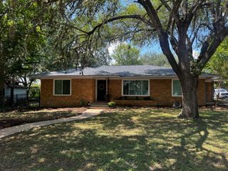 355 N Monroe ST, La Grange, TX 78945