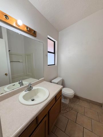 4 Owens Drive, Los Lunas, NM 87031