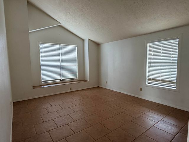 4 Owens Drive, Los Lunas, NM 87031