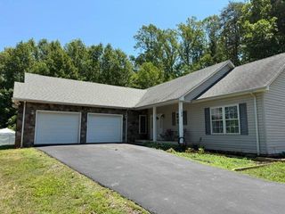 100 Walton DR, Moneta, VA 24121