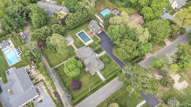 7 Halsey Avenue, East Quogue, NY 11942