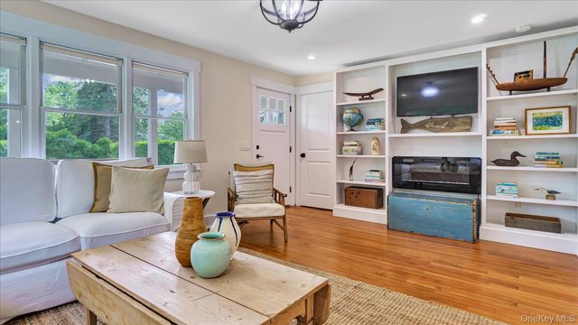 7 Halsey Avenue, East Quogue, NY 11942