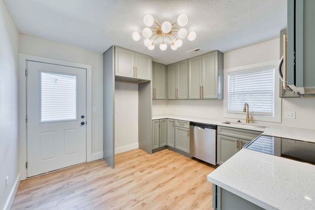 1325 E Portland Street, Springfield, MO 65804