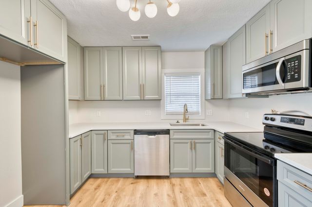 1325 E Portland Street, Springfield, MO 65804