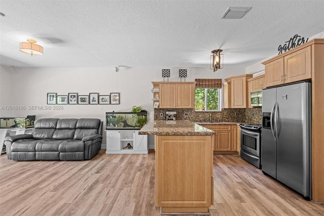 16238 NW 91st Ave, Miami Lakes, FL 33018