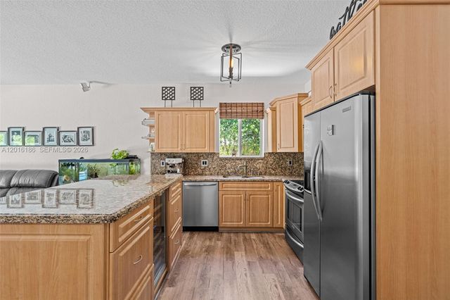16238 NW 91st Ave, Miami Lakes, FL 33018