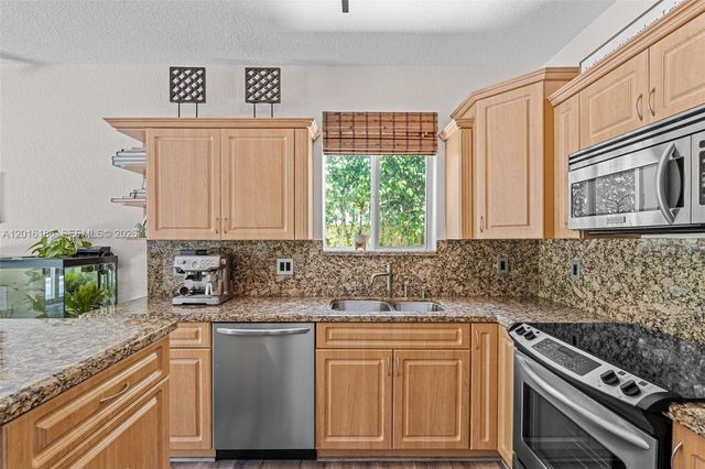 16238 NW 91st Ave, Miami Lakes, FL 33018