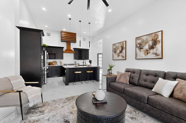 1401 Villa Place SE, Rio Rancho, NM 87124