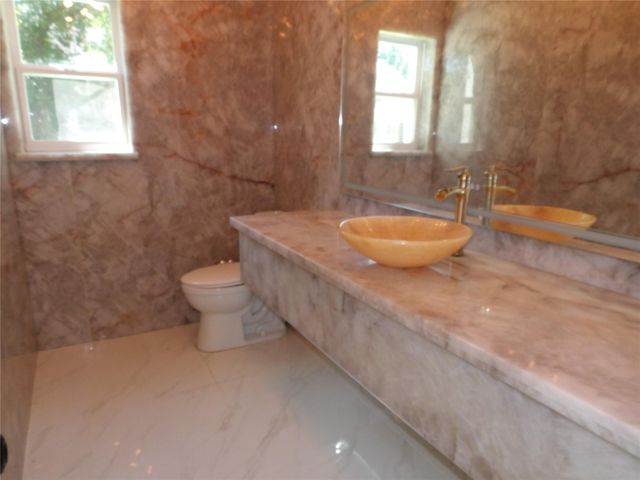 5623 Theall Road, Houston, TX 77066