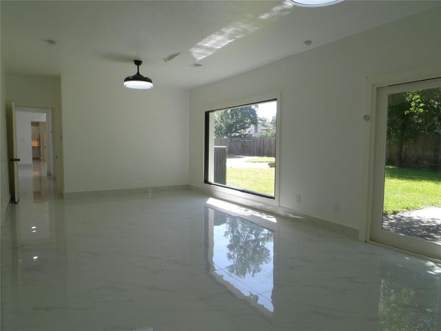 5623 Theall Road, Houston, TX 77066