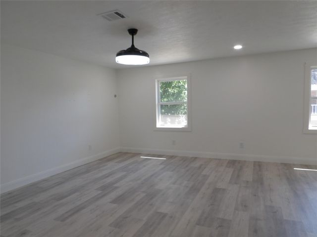 5623 Theall Road, Houston, TX 77066