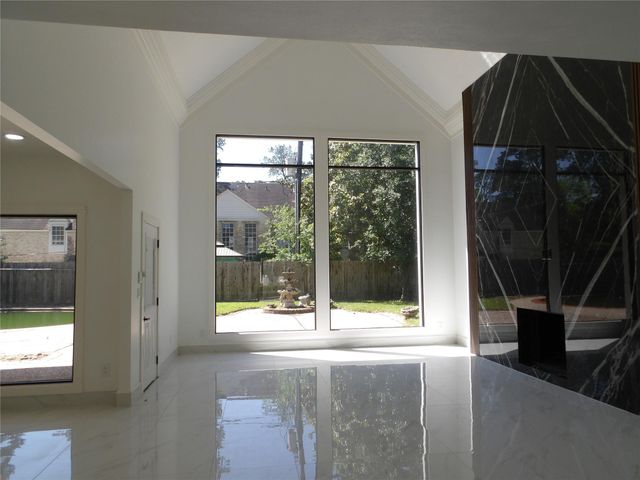 5623 Theall Road, Houston, TX 77066
