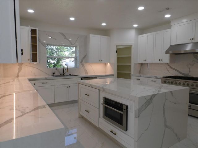 5623 Theall Road, Houston, TX 77066