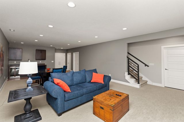 803 S 93rd Street, West Des Moines, IA 50266