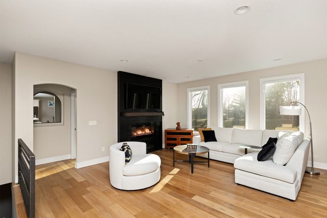 803 S 93rd Street, West Des Moines, IA 50266