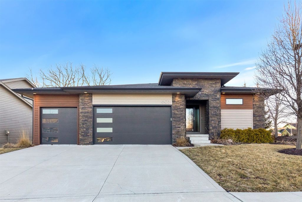 803 S 93rd Street, West Des Moines, IA 50266