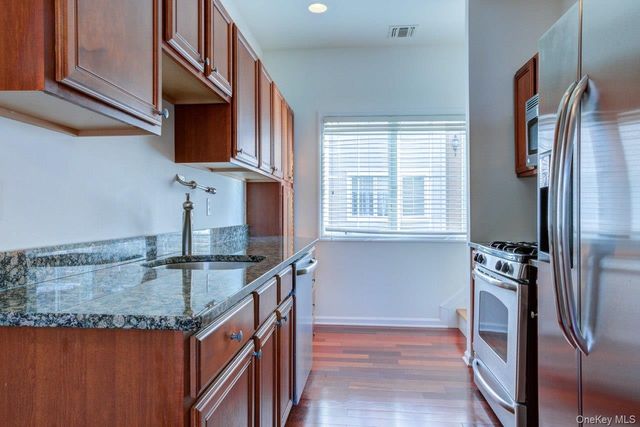 330 Maple Avenue 17, Westbury, NY 11590