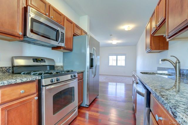 330 Maple Avenue 17, Westbury, NY 11590