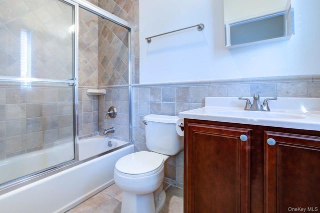 330 Maple Avenue 17, Westbury, NY 11590