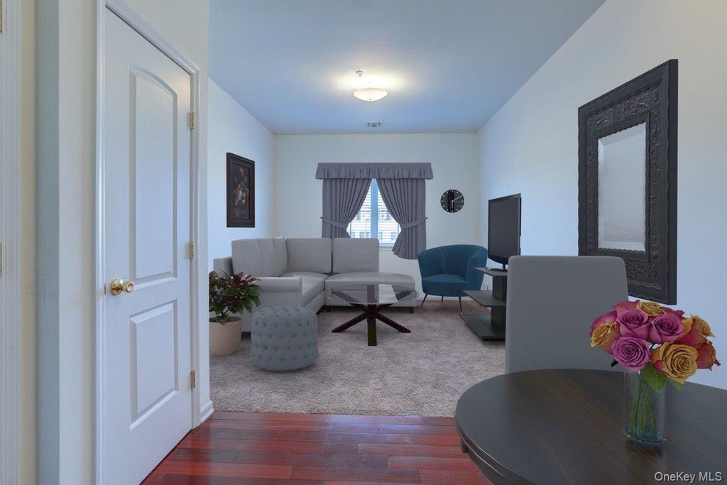 330 Maple Avenue 17, Westbury, NY 11590