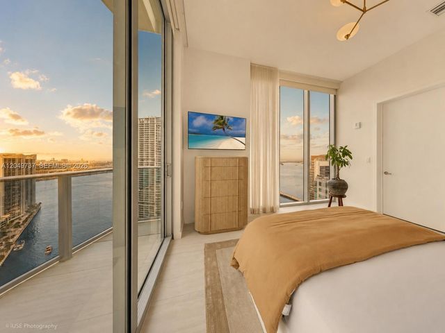77 SE 5th Street UPH01, Miami, FL 33131